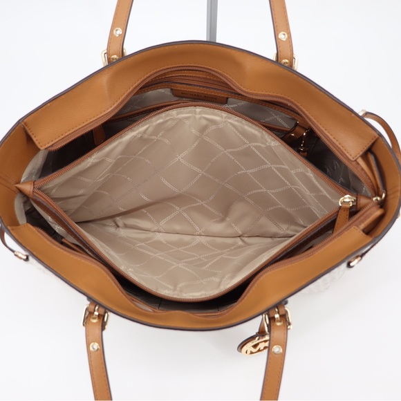 Michael Kors Voyager Signature MultiFunction Top Zip Tote Vanilla Acorn Preloved - Picture 14 of 16
